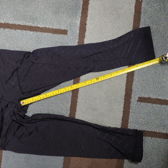 Lululemon Textured Lines Capri Leggings 6 - Picture 14 of 15